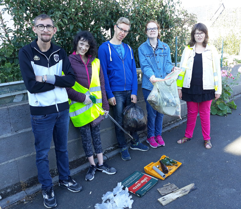 Les jeunes de l'IME entretiennent les rues de Varades.