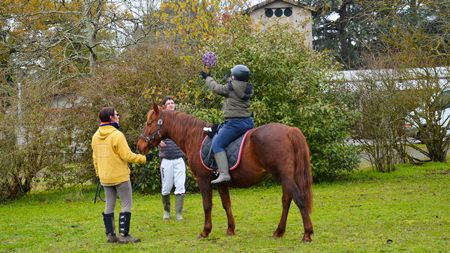 Les exercices de voltige équestre permettent aux jeunes de l’IME Alexis Ricordeau de développer leur motricité.