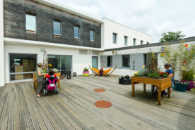 Le jardin sensoriel, projet financé par les pompiers de Saint-Nazaire, participe à l’éveil des sens chez les enfants.