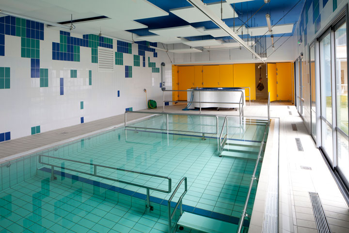 La salle de balnéothérapie de l’IEM de l'Estran est équipée d’un rail facilitant l’entrée dans la piscine pour l’enfant et le soignant.