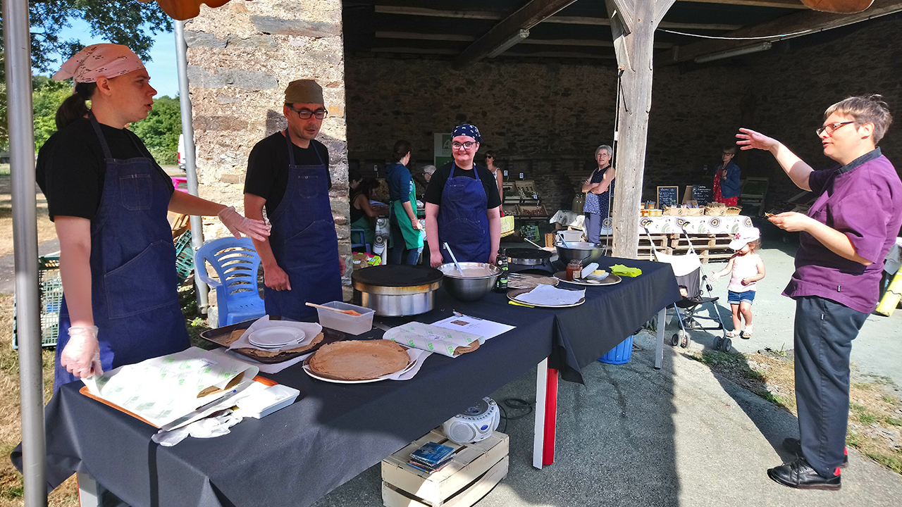 Les usagers de l'ESAT Val de Val réalise des galettes.