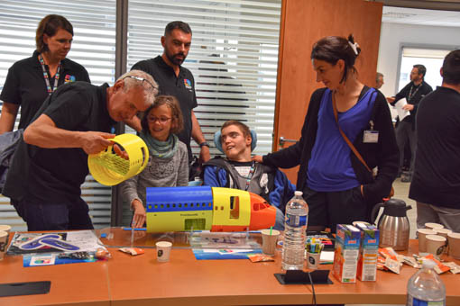 Les jeunes démonte et remonte la maquette sensorielle.