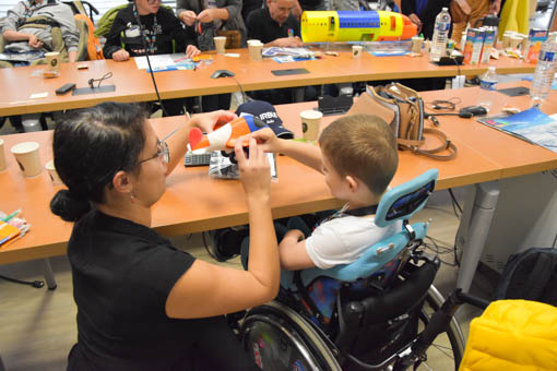 Les jeunes démonte et remonte la maquette sensorielle.